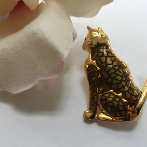 Leopard Pin Brosche Emaille gepunktet Emaille 80er Jahre Safari Dschungel Katze Gepard Jaguar sitzend Figur Tier Kitty Sammler Geschenk