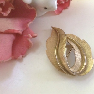 Trifari Leaf Pin Brooch Brushed Florentine Gold 70s swirl large autumn fall large vintage collectible botanical signed classic romantic