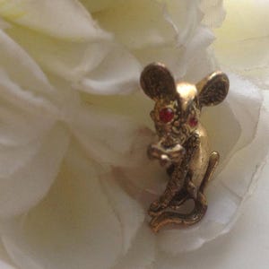 Vintage Mouse Pin Brooch Pin Red Rhinestone Eye Textured 80s Goldtone Whimsical Teacher Lapel Collar Rural Figural Animal Gift Woodland
