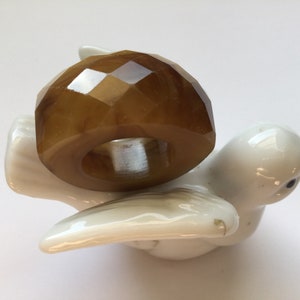 Faux Schildkröte Lucite Ring Größe 17,5 cm Chunky facettiert gewölbt braun geometrisch Vintage Mod Retro Boho große festliche Disco Statement Schmuck Geschenk