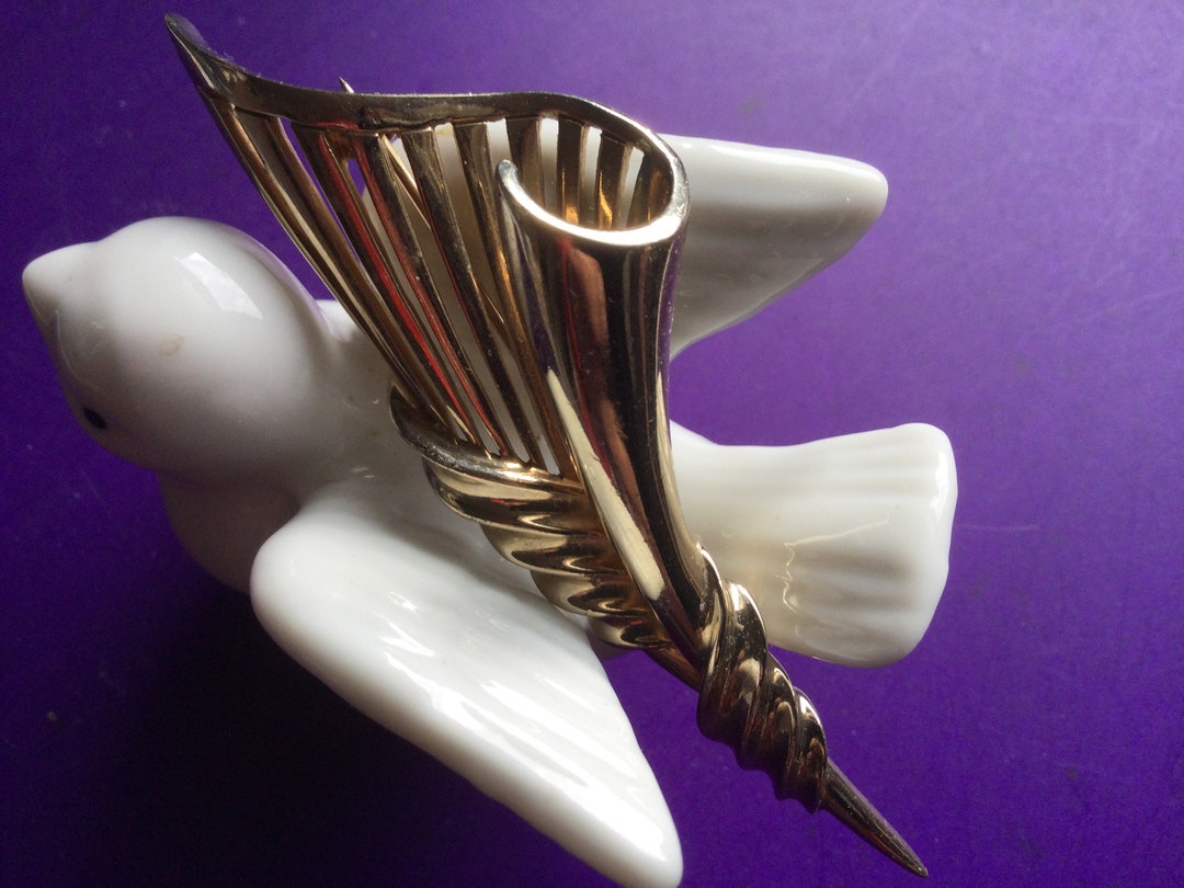 Belle broche fleur en metal plaque or avec perle centrale et en France