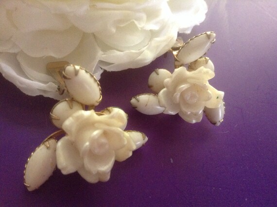 Celebrity Rose Earrings 60s Clip ons White Plasti… - image 3