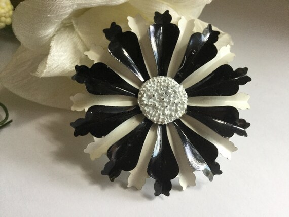 Black and White Flower Power Pin Brooch Mum Daisy… - image 1