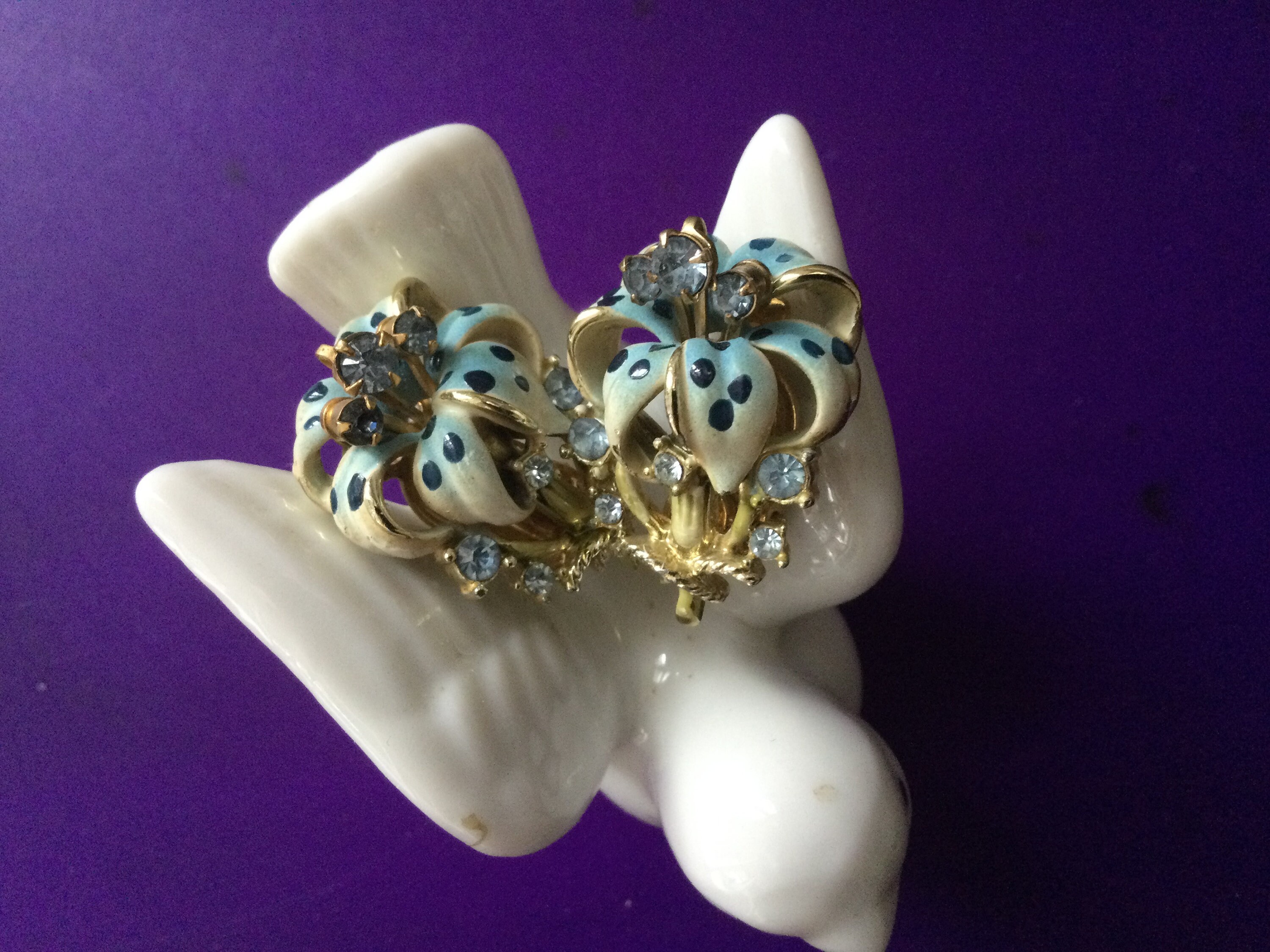 Boucles D'Oreilles Vintage à Clips - Motif Lys Avec Émaux Et Strass