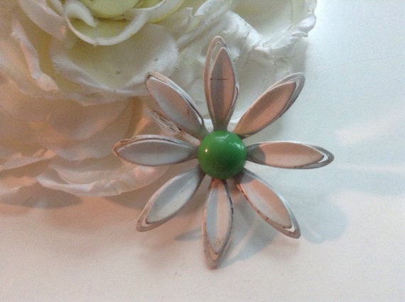 Daisy Pin Brooch Mum White Green Enamel Petals Fl… - image 2