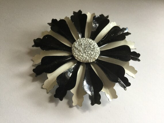 Black and White Flower Power Pin Brooch Mum Daisy… - image 3