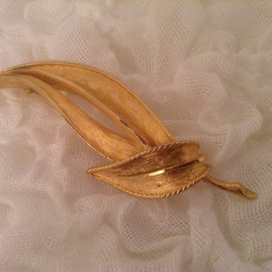 BSK Double Leaf Pin Brooch Brushed Gold 50s autumn fall large vintage collectible botanical figural  pin collectible signed classic romantic