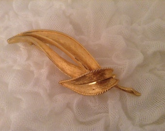 BSK Double Leaf Pin Brooch Brushed Gold 50s autumn fall large vintage collectible botanical figural  pin collectible signed classic romantic