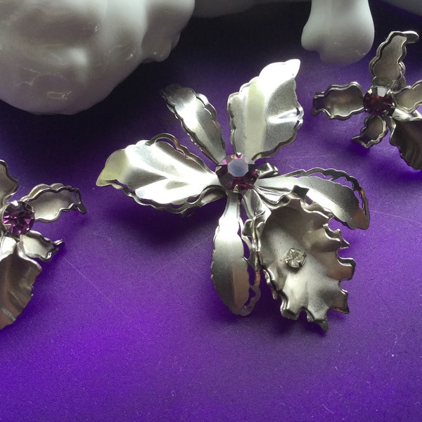 Parure de bijoux orchidée prestige, broche/boucles d'oreilles pendantes, fond vissé, améthyste, strass, iris, accessoire de mariée, février Pâques, fleurs florales, cadeau