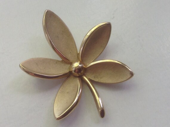 Crown Trifari Flower Brooch Pin Gold Tone Figural… - image 2