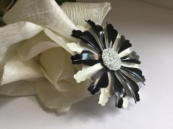 Black and White Flower Power Pin Brooch Mum Daisy… - image 2