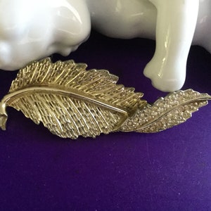 Sarah Coventry &quot;Fashion Leaf &quot; Brooch Pin Pave Rhinestones Classic Fall Autumn Romantic Formal Bridal Bouquet Wedding Mother Gift Prom