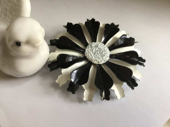 Black and White Flower Power Pin Brooch Mum Daisy… - image 8