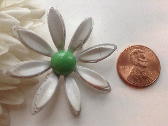 Daisy Pin Brooch Mum White Green Enamel Petals Fl… - image 3