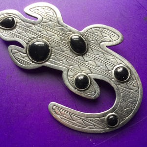JJ Hagedis broche pin Jonette tinnen zwarte cabochans zuidwesten getextureerde geëtste gekko kostuum vintage 1988 dierlijke verjaardagscadeau