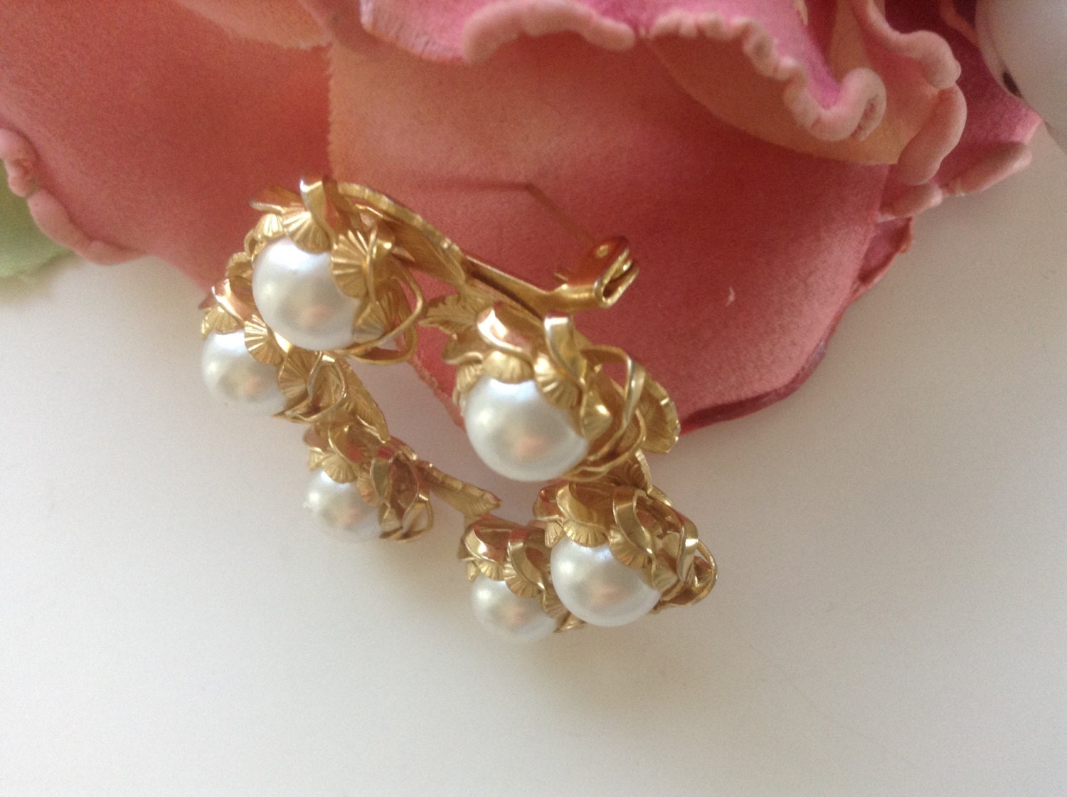 Vintage Faux Pearl Circle Pin/brooch Wreath Goldtone Leaves