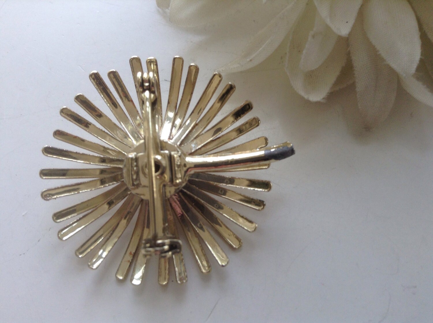Gold Daisy Pin Brooch Mum Costume Stem Petals Flower Power 60s