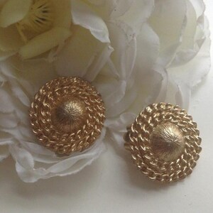 Pendientes CORO Redondos con Clip, NUEVOS, de los años 60, con Botón, Escudo, Textura, Domo, Tono Dorado, Clásicos, para Novias, Bodas, San Valentín, Regalo para la Madre