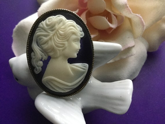 Cameo Brooch Pin Portrait Vintage Carved Resin Oval White Purple Costume  Victorian Easter Mother Bridesmaid Bridal Wedding Gift 