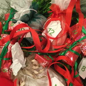 Vintage Christmas Advent Box Flower Floral Brooches Pins Jewelry 12 Days Calendar Countdown Surprise Themed Gifts Holiday Mystery Grab Bag