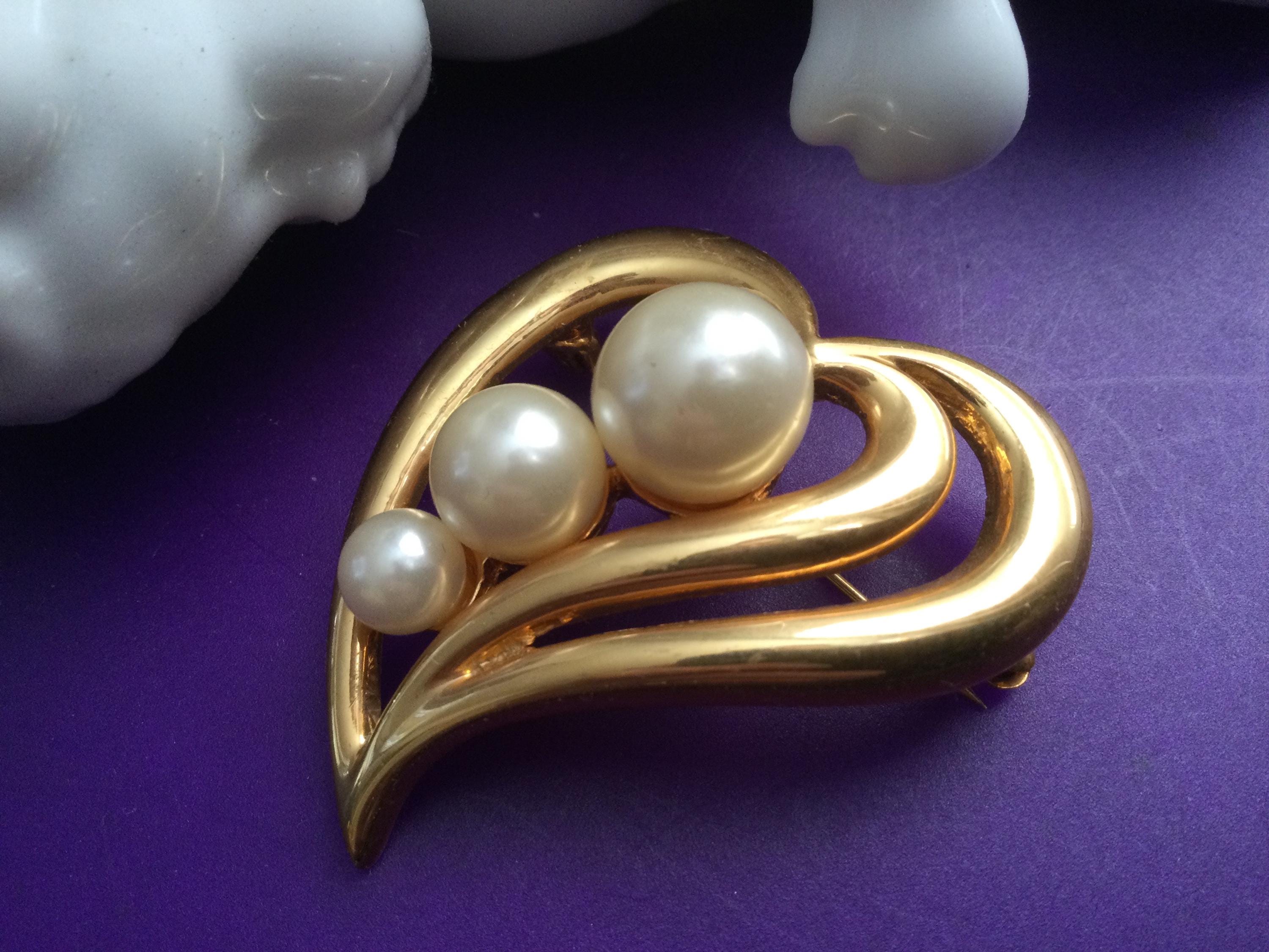 Broche Vintage Or Et Perle Avec émail Rouge Vert - Bijou Fantaisie Femme - État Impeccable