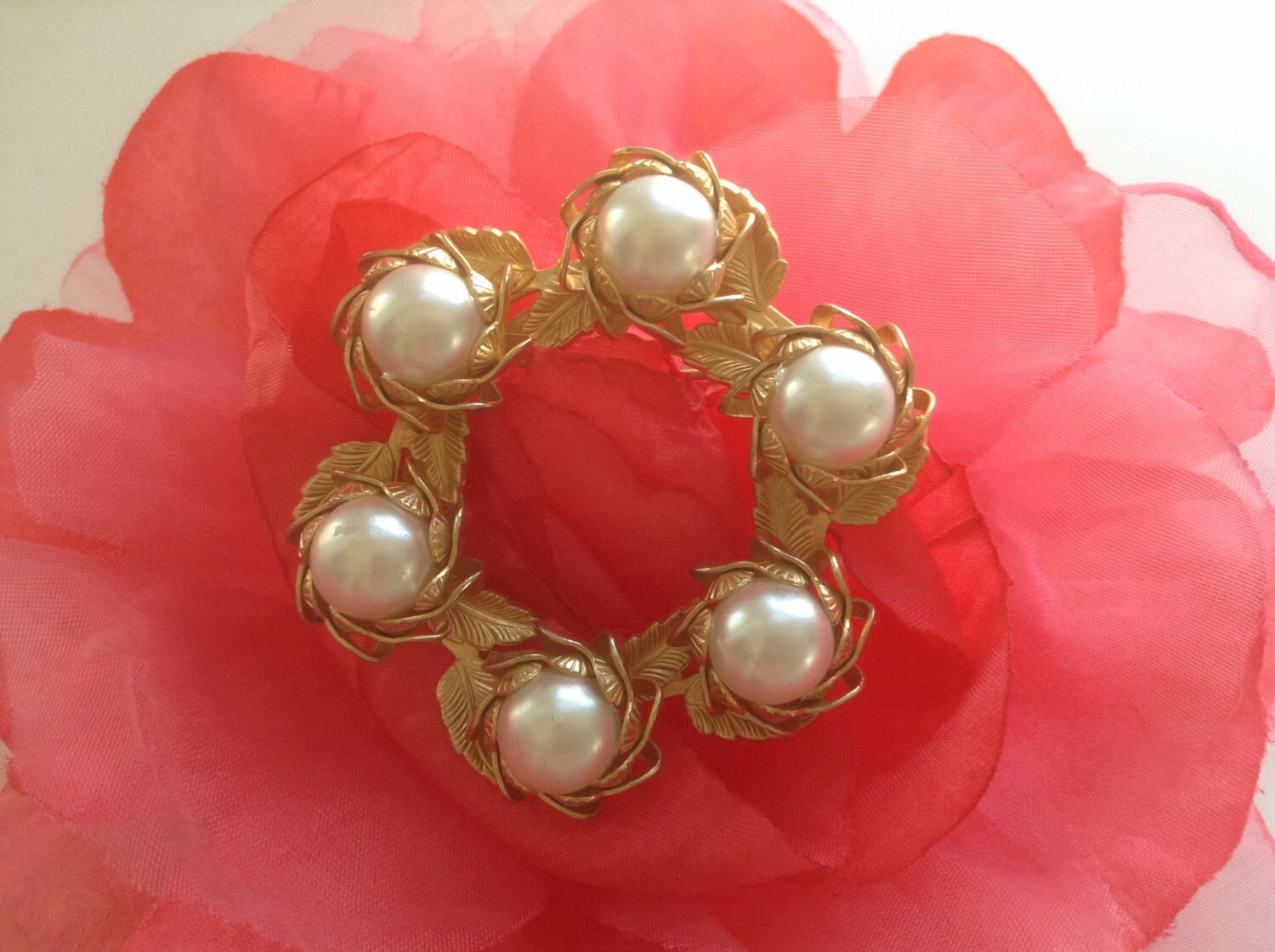 Vintage Faux Pearl Circle Pin/brooch Wreath Leaves 80s