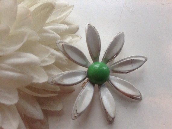 Daisy Pin Brooch Mum White Green Enamel Petals Fl… - image 1