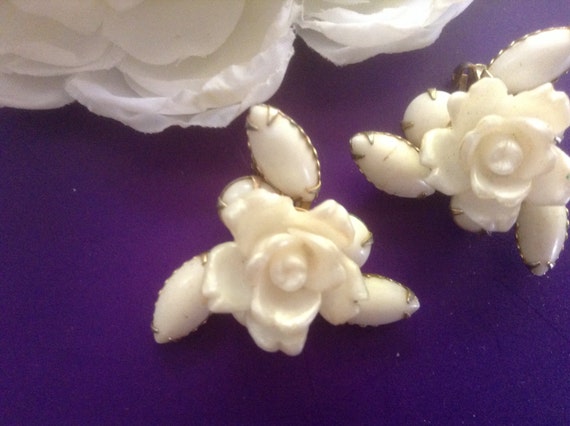 Celebrity Rose Earrings 60s Clip ons White Plasti… - image 5