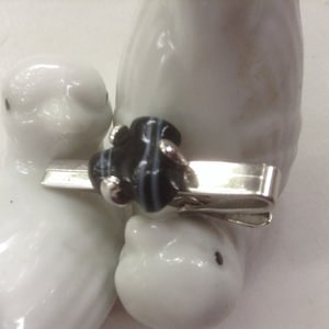 Pionier Achat Krawattenklammer Silber Ton Schwarz Gebändert Modernist 80er Geometrische Hochzeit Gentleman Formelle Kleidung Bräutigam Trauzeuge Trauzeuge Braut Retro Geschenk