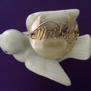 Nom de la mère broche épingle nacre coquillage écriture fête des mères future maman baby shower fermoir en C commémoratif mariée croissant de lune cadeau vintage