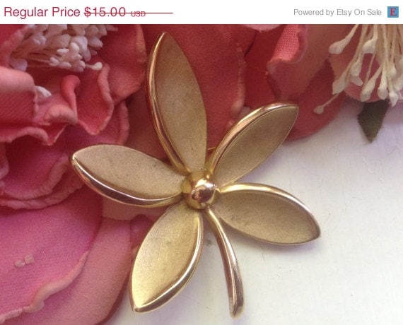 Crown Trifari Flower Brooch Pin Gold Tone Figural… - image 1