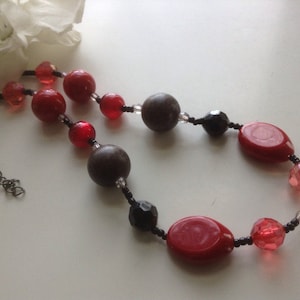 Vintage Rote Plastik Perlen Halskette Choker 18.5&quot;verstellbar Schwarz Braun Facettiert Chunky 80er Jahre Boho Retro Hipster Chic Sammlerstück