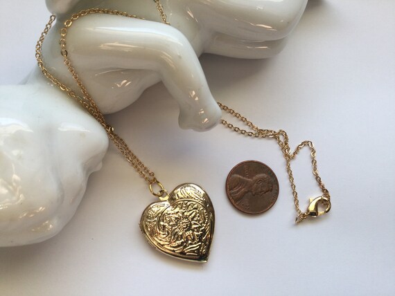 vintage LOCKET pendant 750刻印　K18 Amazon.com: Vintage Engraved Flower Empaistic Photo Locket Hold