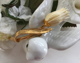 Carved Tulip Brooch Pin Ivory Resin Flower 50s Collectible Vintage Bridal Bouquet Vintage Wedding Communion Easter Mother Feminine Gift