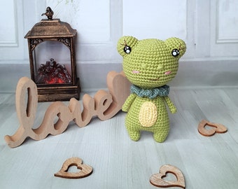 Petite grenouille crochetée à la main