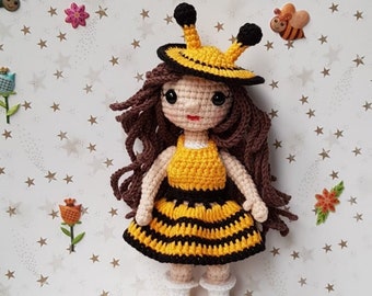 Fille de poupée crochetée à la main en costume d’abeille