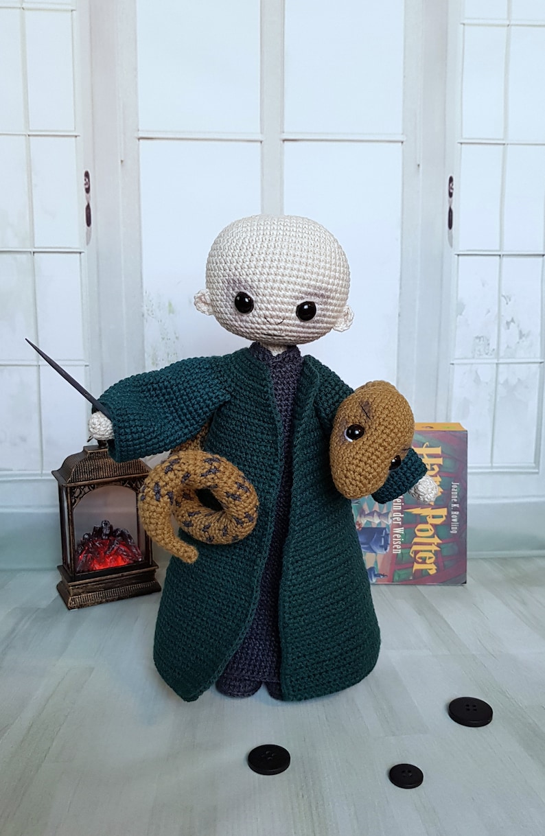 Handgehäkelte Puppe Lord Voldemort Bild 8