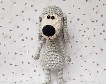 Petit chiot crocheté à la main en gris