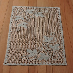 Table cover with leaves motif