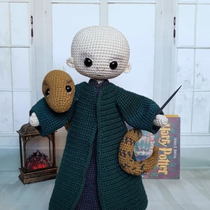 Handgehäkelte Puppe Lord Voldemort Bild 3