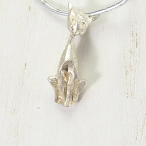 Vintage Sterling Silver Kitty Cat Pendant .