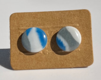 Pendientes azules, blancos y grises