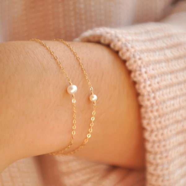 Dainty pearl bracelet Single pearl bracelet Delicate freshwater pearl Layering bracelet Gold chain bracelet with pearl Bridesmaid bracelet