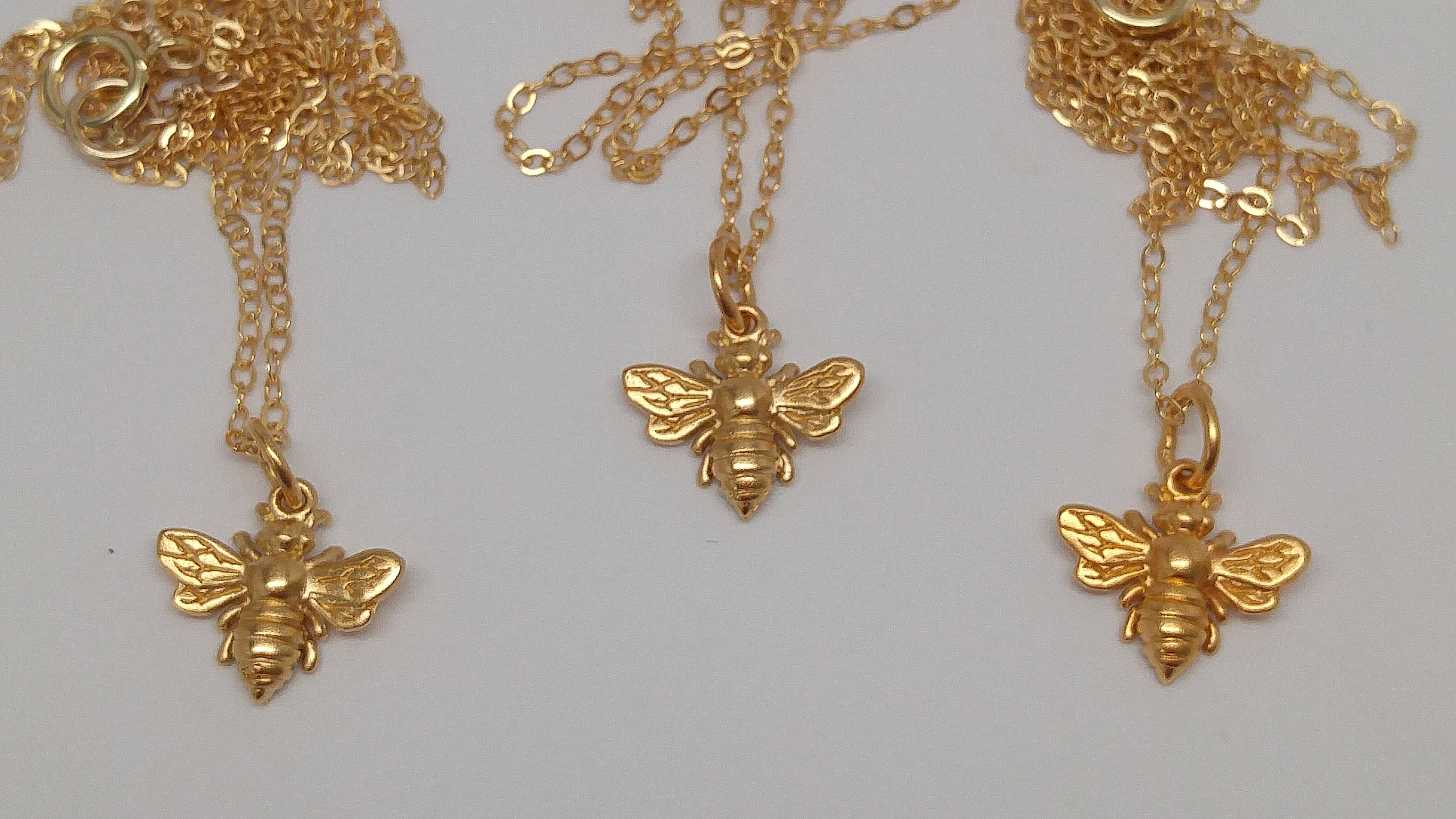 Collana con ciondolo quadrato Bee Time is Honey con diamanti