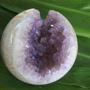 Große polierte Amethyst Geode Kugel ~ natürliche Kristallisierung ~ Brasilien ~ Rund um den Bergkristall