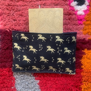 Bolsa de unicornio de mezclilla negra y dorada cosida a mano
