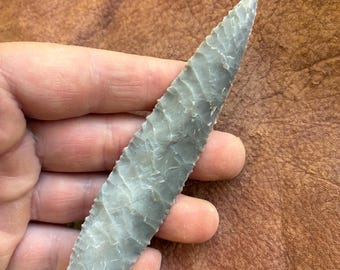 Hoja solutrense de Georgetown Flint, obra del artista chumash Steven Saffold.