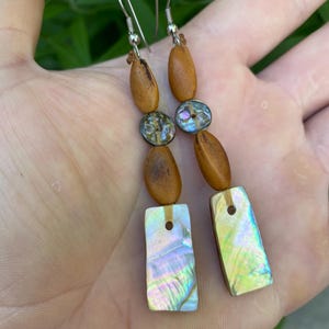 Boucles d'oreilles en ormeau rouge et noix de pin par l'artiste de Chumash Steven Safffold