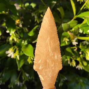 以下が含まれることがあります： つや消し仕上げの、斑点模様のセラミックマグカップ3個セット。マグカップはクリーム色、ライトグレー、ダークグレーの3色。各マグカップはシンプルでミニマリストなデザインです。