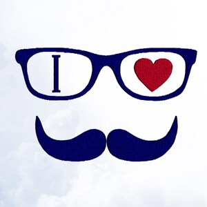 Peut inclure: Un design graphique bleu et rouge avec une paire de lunettes, une moustache et le mot "I" dans la lentille gauche. La lentille droite a un cœur rouge. Le graphique dit "I love you".